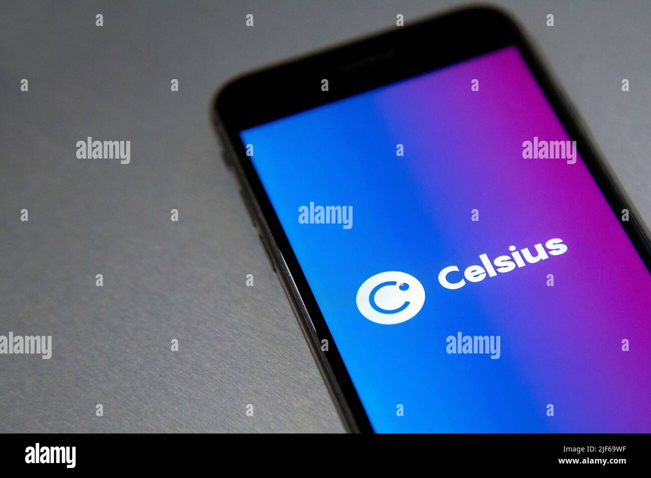 Logo der Kryptowährungsplattform von Celcius, das auf einem Telefonbildschirm vor Metallhintergrund angezeigt wird Stockfoto