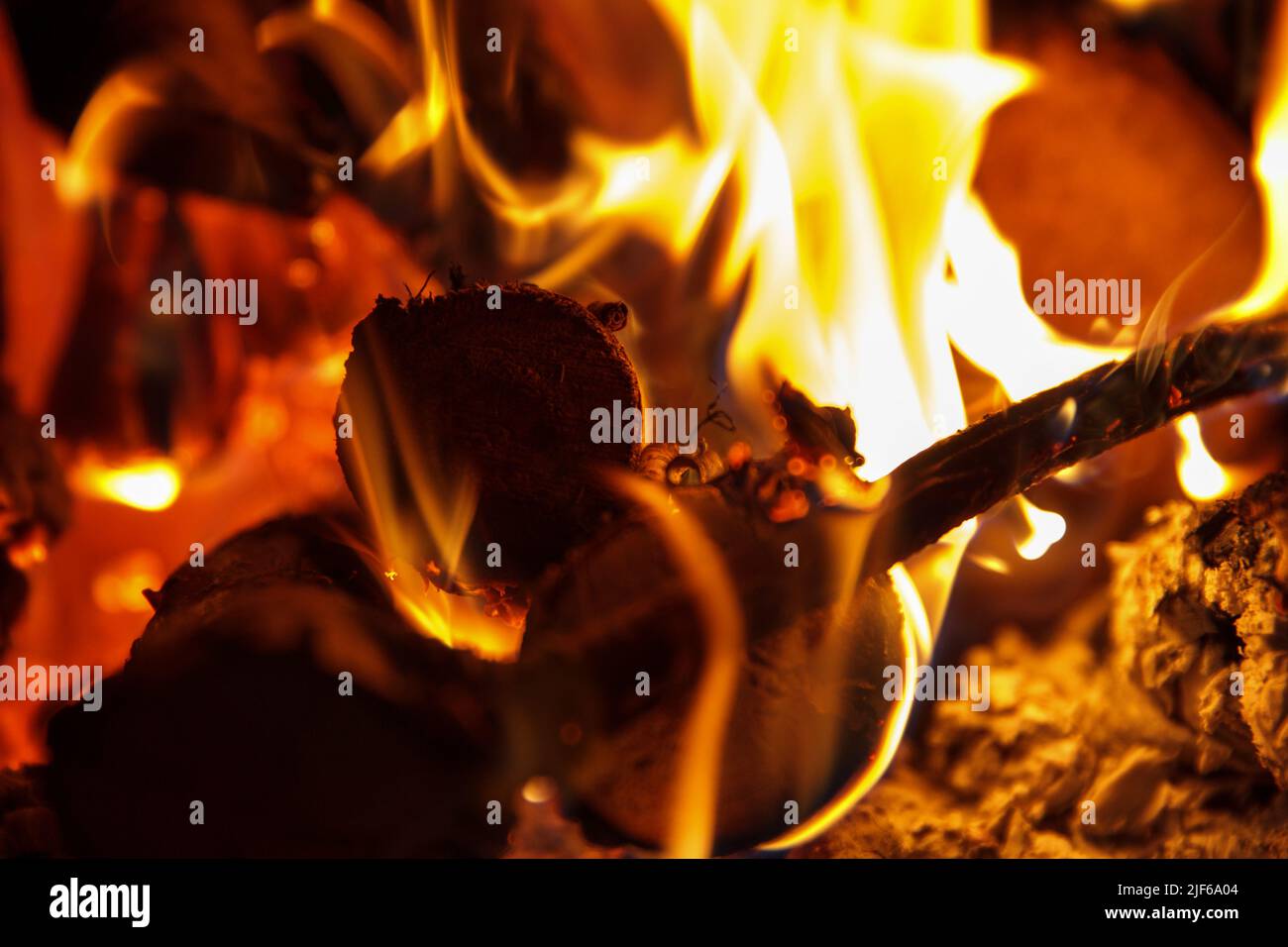 Beauty Feuer der hohen Temperatur aus Brennholz und trockenen Ästen brennt im Kamin, entspannen Stockfoto