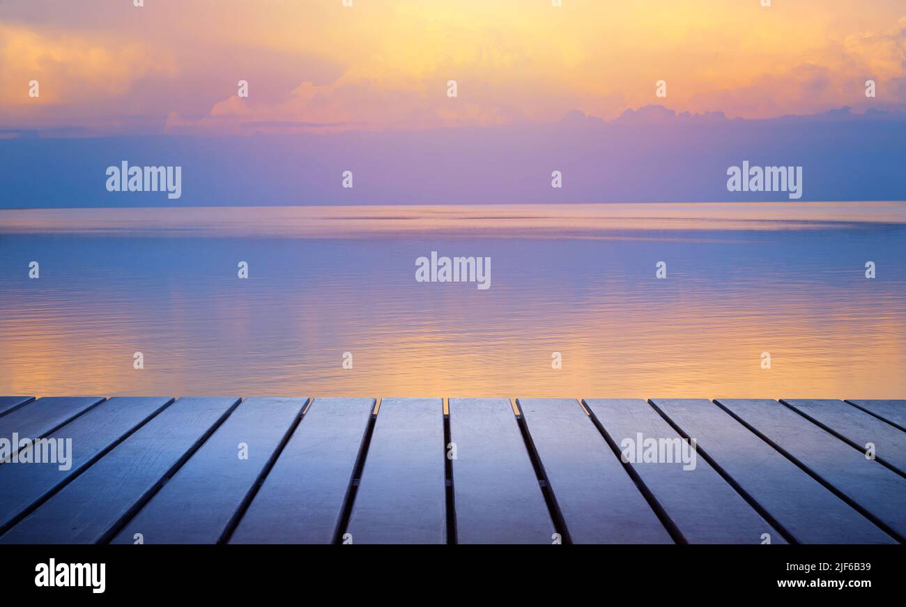 Art Sommer ruhigen Hintergrund; Sonnenuntergang Seestücke und Kunst schöne Holzterrasse; Stockfoto