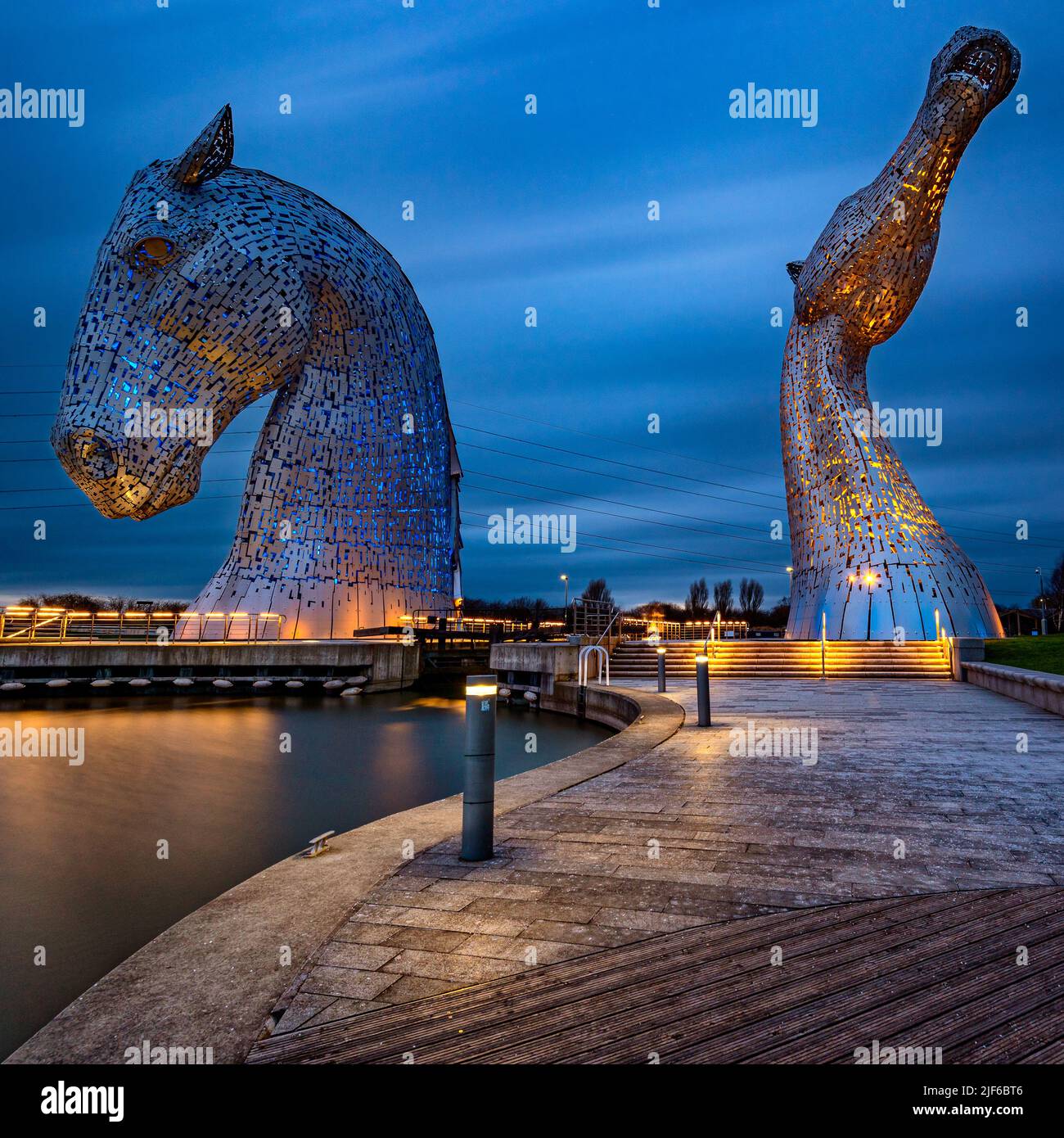 Die Kelpies sind 30 Meter hohe Pferdekopfskulpturen des Künstlers Andy Scott und befinden sich im Helix Park Falkirk neben The Forth und Clyde Cana Stockfoto