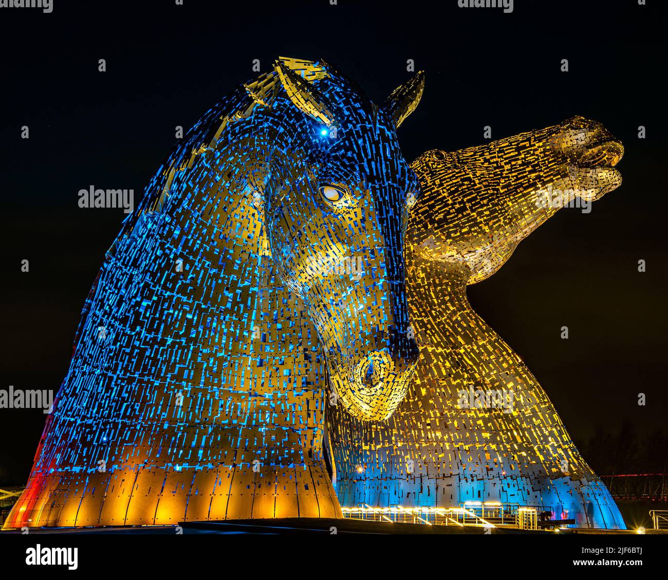 Die Kelpies sind 30 Meter hohe Pferdekopfskulpturen des Künstlers Andy Scott und befinden sich im Helix Park Falkirk neben The Forth und Clyde Cana Stockfoto