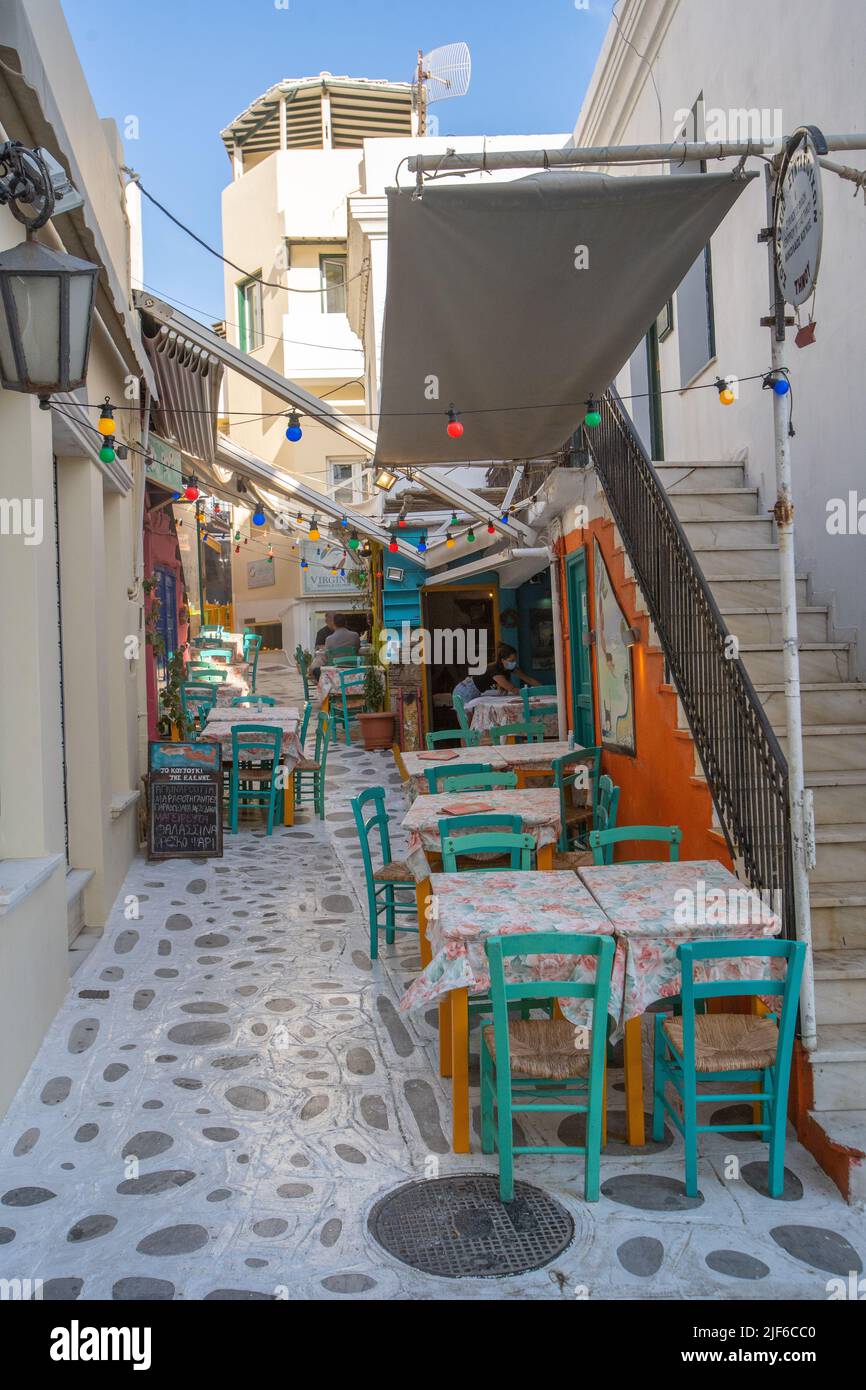 Taverne in einer kleinen Gasse in Tinos Stadt, Tinos Insel, Griechenland Stockfoto