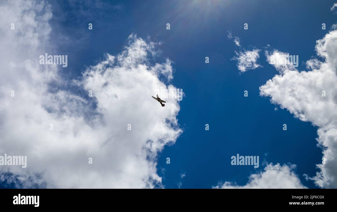 Ein alter Hawker-Ungehege aus der Zeit des Zweiten Weltkriegs, ein einsitziger Jagdflugzeug, der hoch oben am Himmel gegen Wolken über Billingshurst, West Sussex, Großbritannien, zu sehen ist. Stockfoto