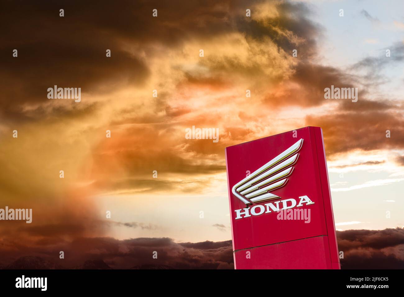 AUGSBURG, DEUTSCHLAND – 16. JUNI 2022: Werbeschild der Automarke HONDA vor einem wolkenbewölkten Himmel Stockfoto