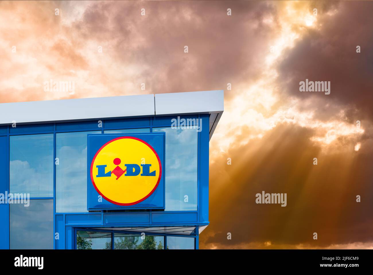 AUGSBURG, DEUTSCHLAND – 16. JUNI 2022: Werbeschild des Discounter-Stores LIDL vor einem wolkenbewölkten Himmel Stockfoto