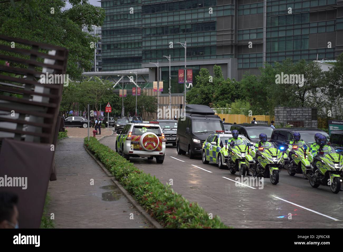 Hong Kong, 30/06/2022, Xi Jingpings Autokolonne kommt im Science Park, Hong Kong an. Der chinesische Staatschef ist in der SAR-Stadt, um an der Zeremonie zum Übergabejubiläum 25. teilzunehmen, sowie an der Vereidigung des neuen Chefs von Hong Kongs, John Lee Stockfoto