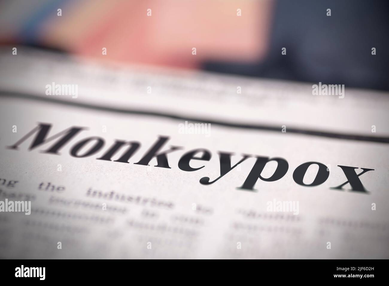 Monkeypox geschriebene Zeitung Nahaufnahme des Textes. Stockfoto