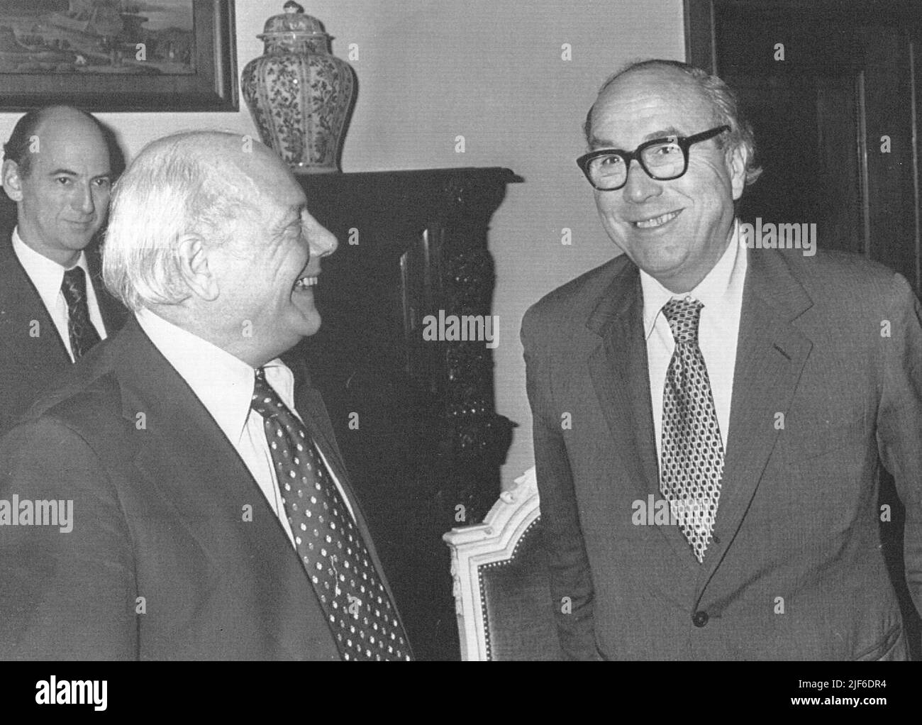 Der niederländische Premierminister Joop den Uyl (l.) und der britische Vorsitzende des Europäischen Komitees, Roy Jenkins, teilen heute einen Witz vor den Finanz- und Wirtschaftsgesprächen in Den Haag. Stockfoto