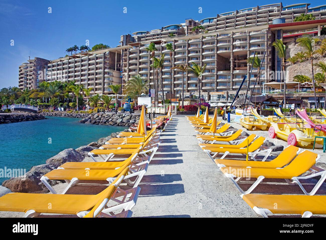 Sonnenliegen am Strand des Hotels Anfi del Mar, Arguineguin, Kanarische Inseln, Spanien, Europa Stockfoto