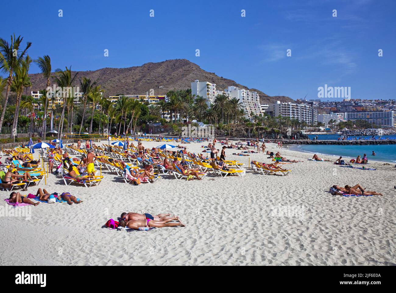 Strandleben an der Playa de la Verga, Badestrand an Anfi del Mar, Arguineguin, Kanarische Inseln, Spanien, Europa Stockfoto