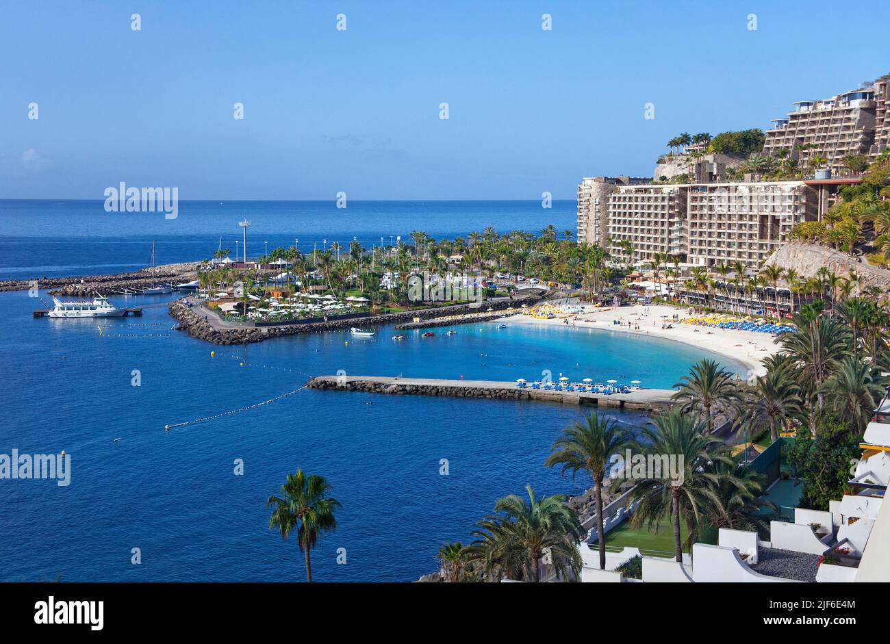 Blick von einer Ferienanlage auf Playa de la Verga und den Hafen, Arguineguin, Grand Canary, Kanarische Inseln, Spanien, Europa Stockfoto