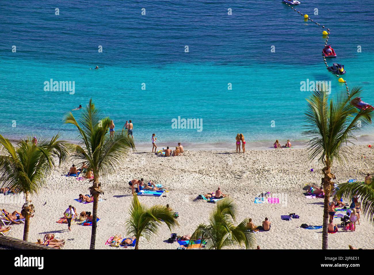 Strandleben an der Playa de la Verga, Badestrand an Anfi del Mar, Arguineguin, Kanarische Inseln, Spanien, Europa Stockfoto