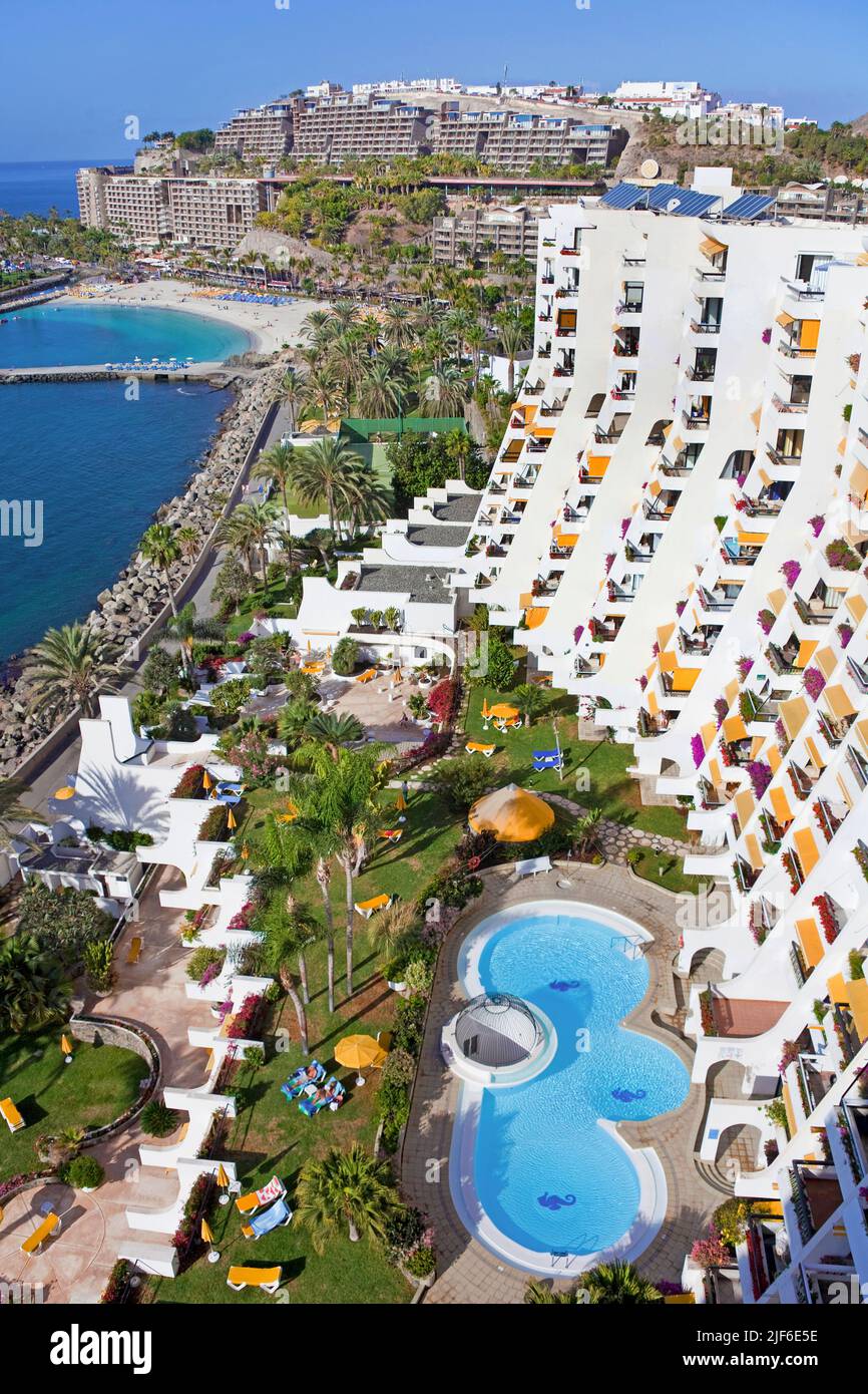 Blick von einer Ferienanlage auf den Hotelpool und den Badestrand Playa de la Verga, Arguineguin, Grand Canary, Kanarische Inseln, Spanien, Europa Stockfoto