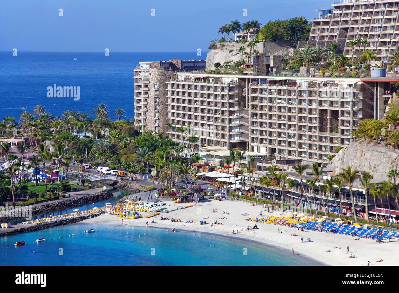 Blick von einer Ferienanlage auf Playa de la Verga, einem Badestrand bei Arguineguin, Grand Canary, Kanarische Inseln, Spanien, Europa Stockfoto