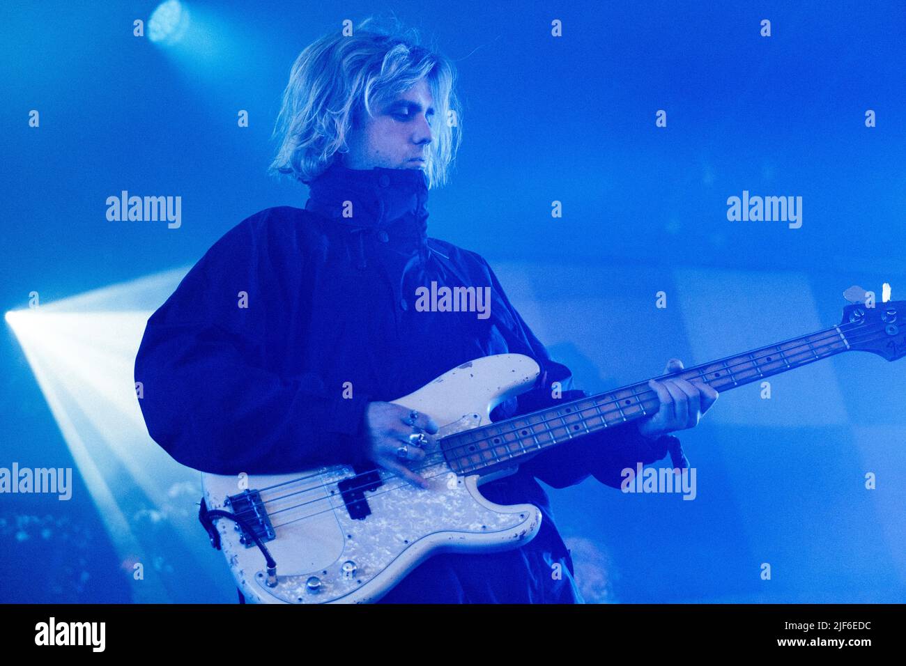 Roskilde, Dänemark. 29.. Juni 2022. Die irische Post-Punk-Band Fontaines D.C. spielt ein Live-Konzert während des dänischen Musikfestivals Roskilde Festival 2022 in Roskilde. Hier ist Bassist Conor Deegan III live auf der Bühne zu sehen. (Foto: Gonzales Photo/Alamy Live News Stockfoto