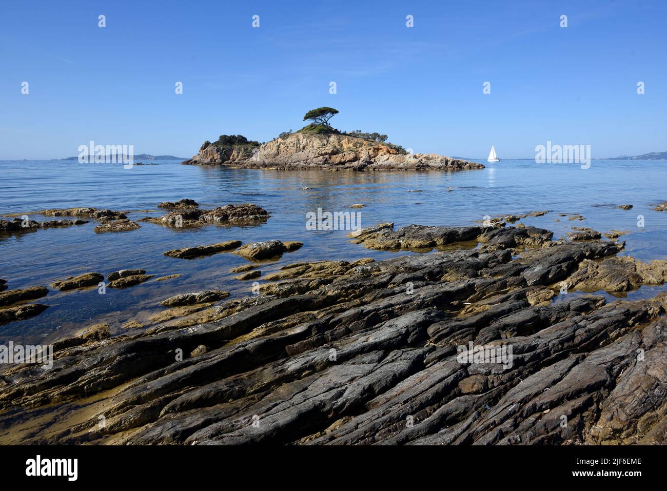 Insel oder Ilots de l'Estagnol vor der Pointe de l'Estagnol, Rock Strata an der Küste & Einzelyacht Bormes-les-Mimosas Var Provence Côte-d'Azur Frankreich Stockfoto