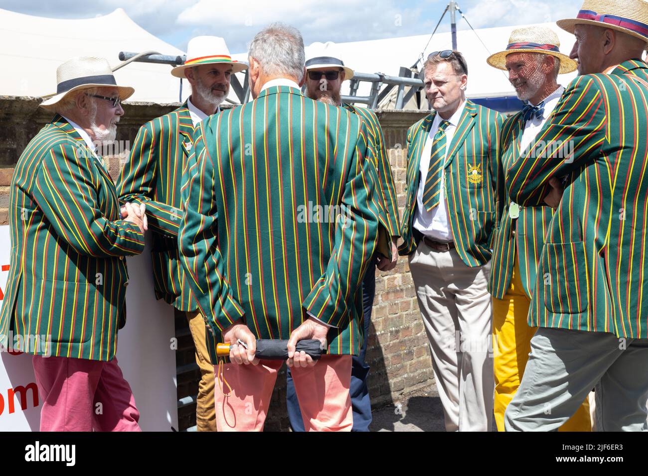 Henley, Oxfordshire, England, Großbritannien 29. Juni 2022 Tag bei der Henley Royal Regatta. Eine Gruppe von Männern trägt die Farben des Doncaster Rowing Club Stockfoto