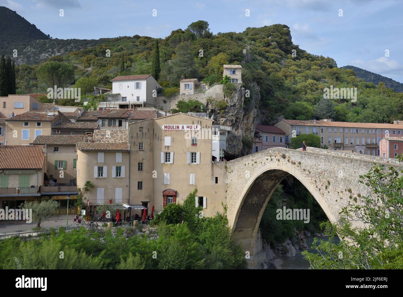 Die Altstadt oder das historische Viertel von Nyons & ihre mittelalterliche Brücke, bekannt als die römische Brücke, Nyons Drôme Provence Frankreich Stockfoto