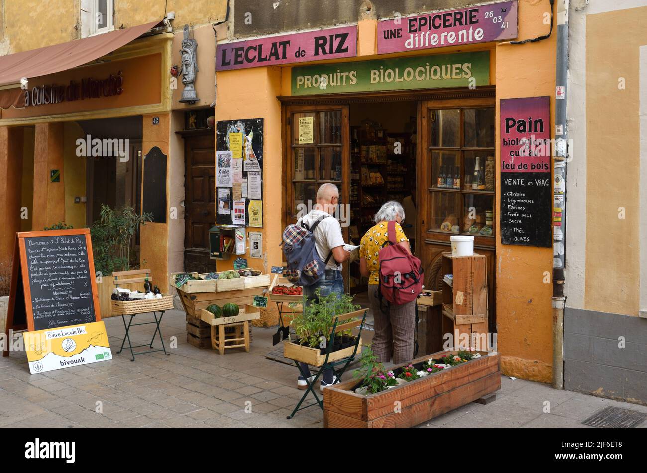 Kunden oder Touristen außerhalb eines Health-Food-Shops, eines Geschäfts oder eines Whole-Foods-Lebensmittelgeschäftes Nyons France Stockfoto