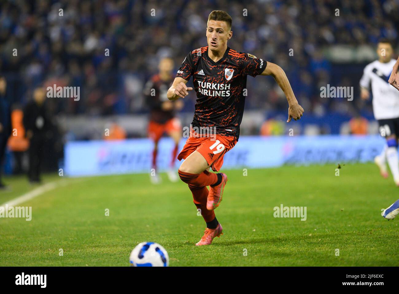 Buenos Aires, Argentinien. 29.. Juni 2022. Braian Romero von River Plate läuft im Rahmen des Copa CONMEBOL Libertadores 2022 im Jose Amalfitani Stadium für den Ball in einer Runde von sechzehn ersten Beinspielen zwischen Velez und River Plate. (Endergebnis: Velez 1 - 0 River Plate). Kredit: SOPA Images Limited/Alamy Live Nachrichten Stockfoto