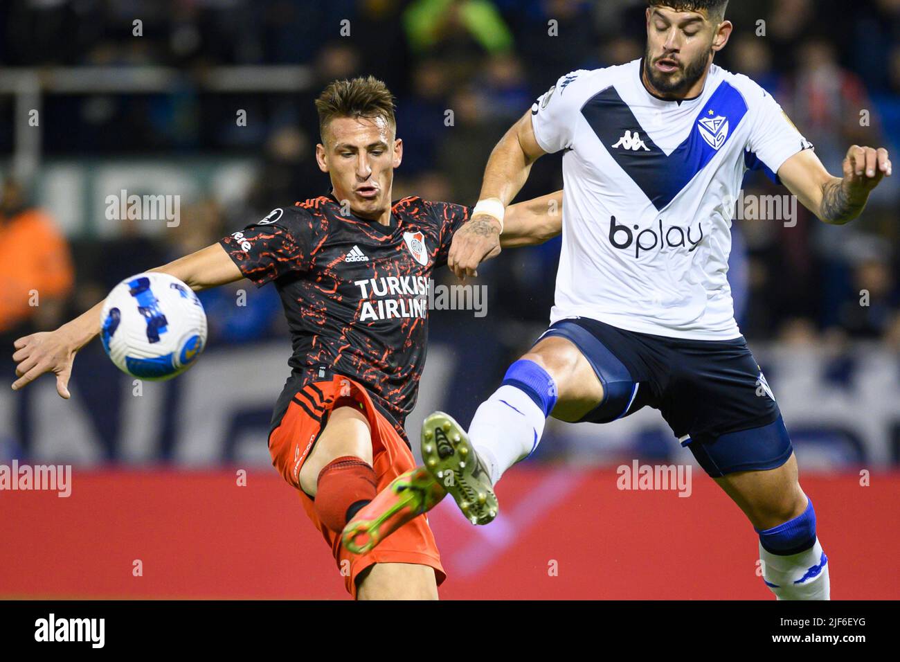 Buenos Aires, Argentinien. 29.. Juni 2022. Braian Romero von River Plate kämpft im Rahmen des Copa CONMEBOL Libertadores 2022 im Jose Amalfitani Stadium um den Ball gegen Matias de los Santos von Velez im Rahmen eines sechzehn-Runden-Spiels zwischen Velez und River Plate. (Endergebnis: Velez 1 - 0 River Plate). (Foto: Manuel Cortina/SOPA Images/Sipa USA) Quelle: SIPA USA/Alamy Live News Stockfoto