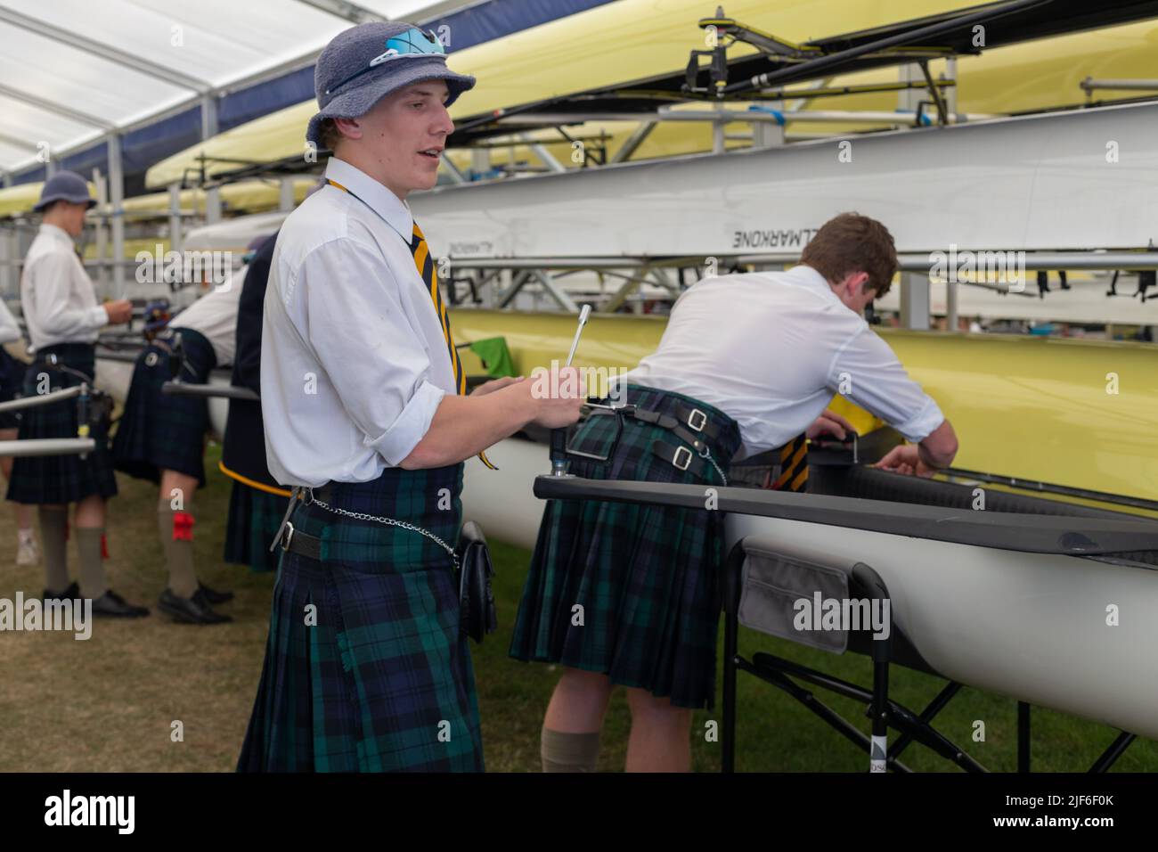 Henley, Oxfordshire, England, Großbritannien 29. Juni 2022 Tag bei der Henley Royal Regatta. Ruderteams bereiten ihre Boote vor, nehmen an Teamgesprächen Teil und starten Stockfoto