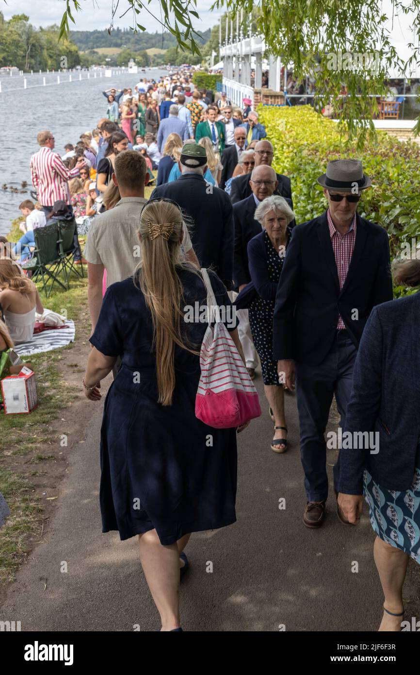 Henley, Oxfordshire, England, Großbritannien 29. Juni 2022 Tag bei der Henley Royal Regatta. Zuschauer säumen den Schleppweg entlang des Flusses Stockfoto