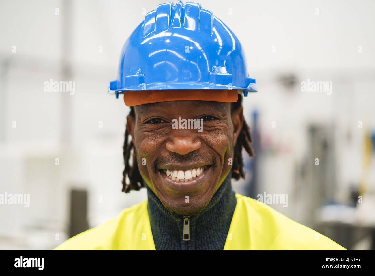 Afrikanischer Ingenieur, der in einer Roboterfabrik arbeitet - Fokus auf Gesicht Stockfoto