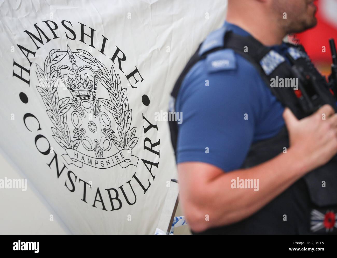 Ein Polizist aus Hampshire Constabulary bewacht einen Tatort. Stockfoto