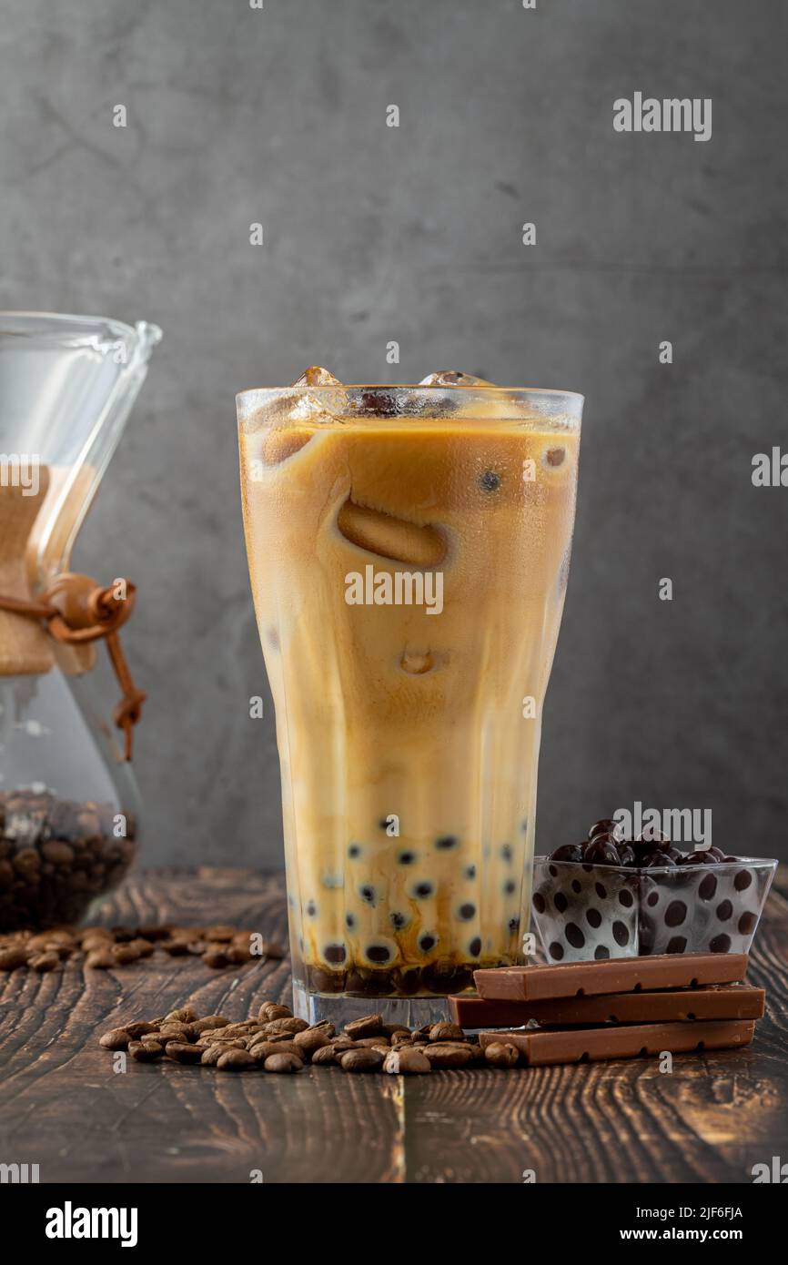 Bubble Tee mit Kaffee und Schokolade in Glas Tasse auf dunklem Hintergrund. Stockfoto