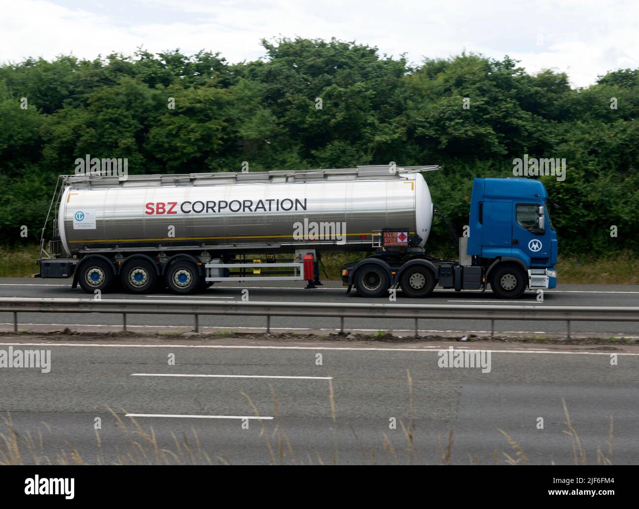 Tankwagen der SBZ Corporation auf der Autobahn M40, Warwickshire, Großbritannien Stockfoto