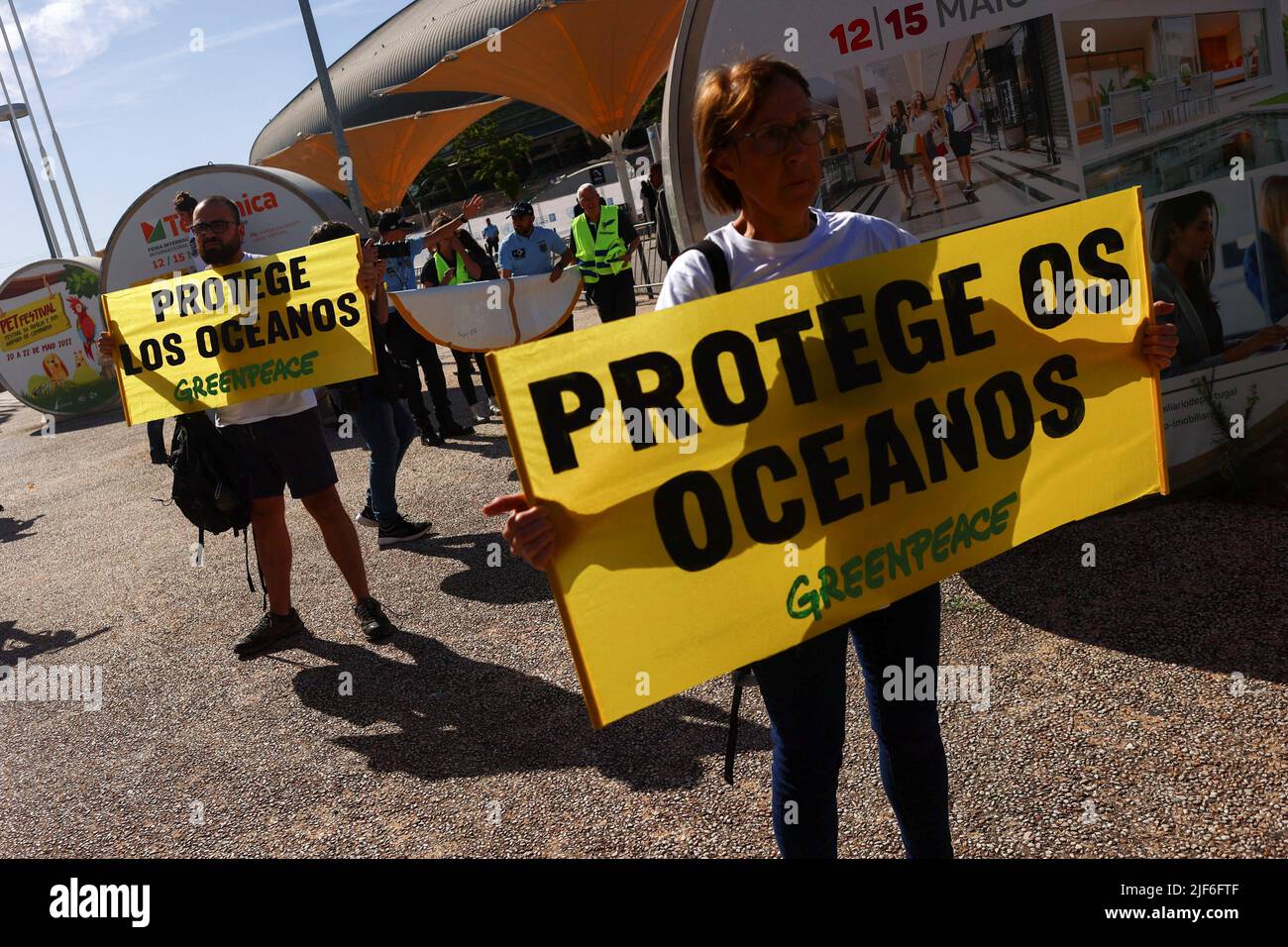 Greenpeace-Aktivisten halten Transparente mit der Aufschrift: „Protect the Oceans“ während einer Demonstration vor der UN-Ozeankonferenz in Lissabon, Portugal, am 30. Juni 2022. REUTERS/Pedro Nunes Stockfoto