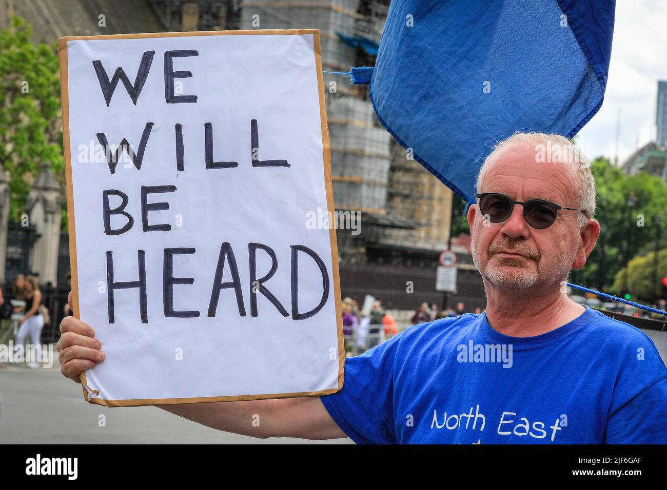 London, Großbritannien. 29.. Juni 2022. Ein Protestler hält ein 'Wir werden gehört'-Schild in Bezug auf die beschlagnahmten Verstärker. Regierungsfeindliche, EU-feindliche Demonstranten protestieren in Westminster gegenüber dem Parlament mit Plakaten, Transparenten, Fahnen und Gesängen. Die Demonstranten, darunter Steve Bray, der Westminster „Stop Brexit man“, hatten ihre Verstärker am Vortag von der Met Police beschlagnahmt, haben diese aber anscheinend durch ein neues Soundsystem und lauschige Gesänge ersetzt. Viele zeigen Plakate in Solidarität mit Steven Bray. Kredit: Imageplotter/Alamy Live Nachrichten Stockfoto