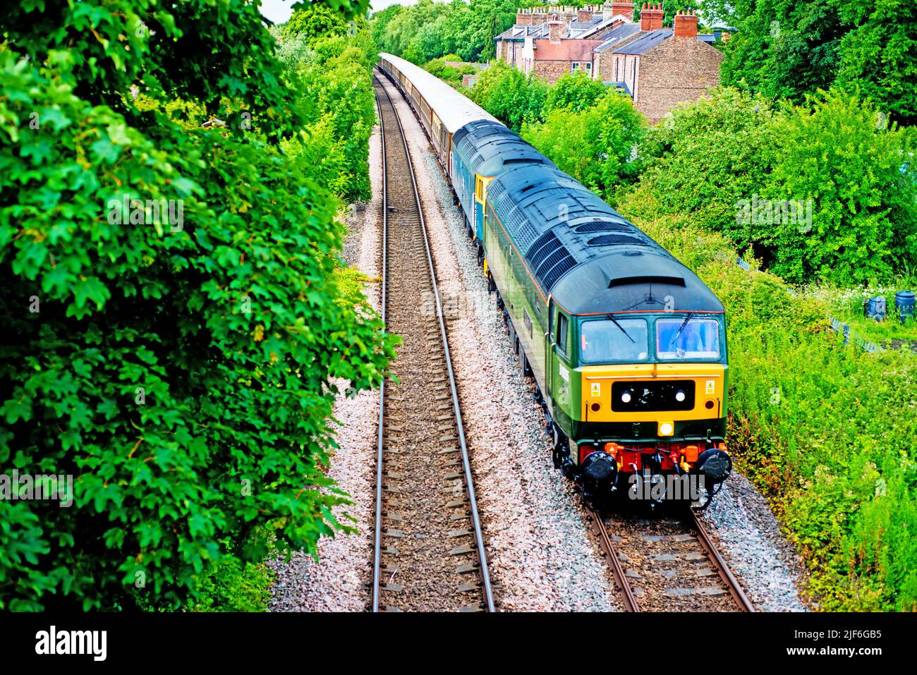 Klasse 47805 und 47853 an der Burton Stone Road mit einem Zug aus Scarborough, York, England Stockfoto