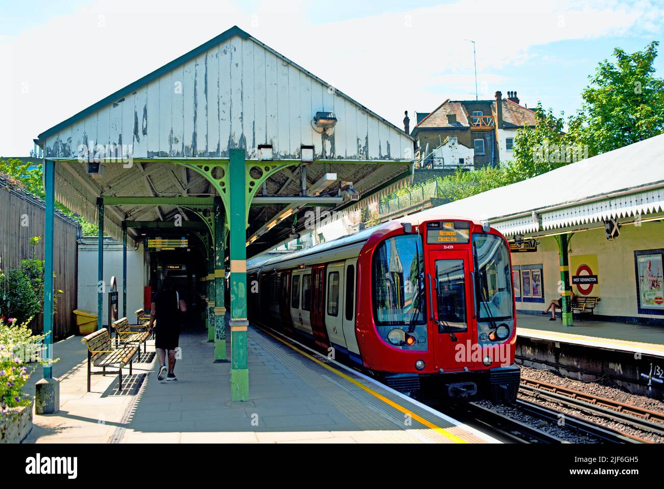 U-Bahn-Station West Kensington, District Line Train, London, England Stockfoto