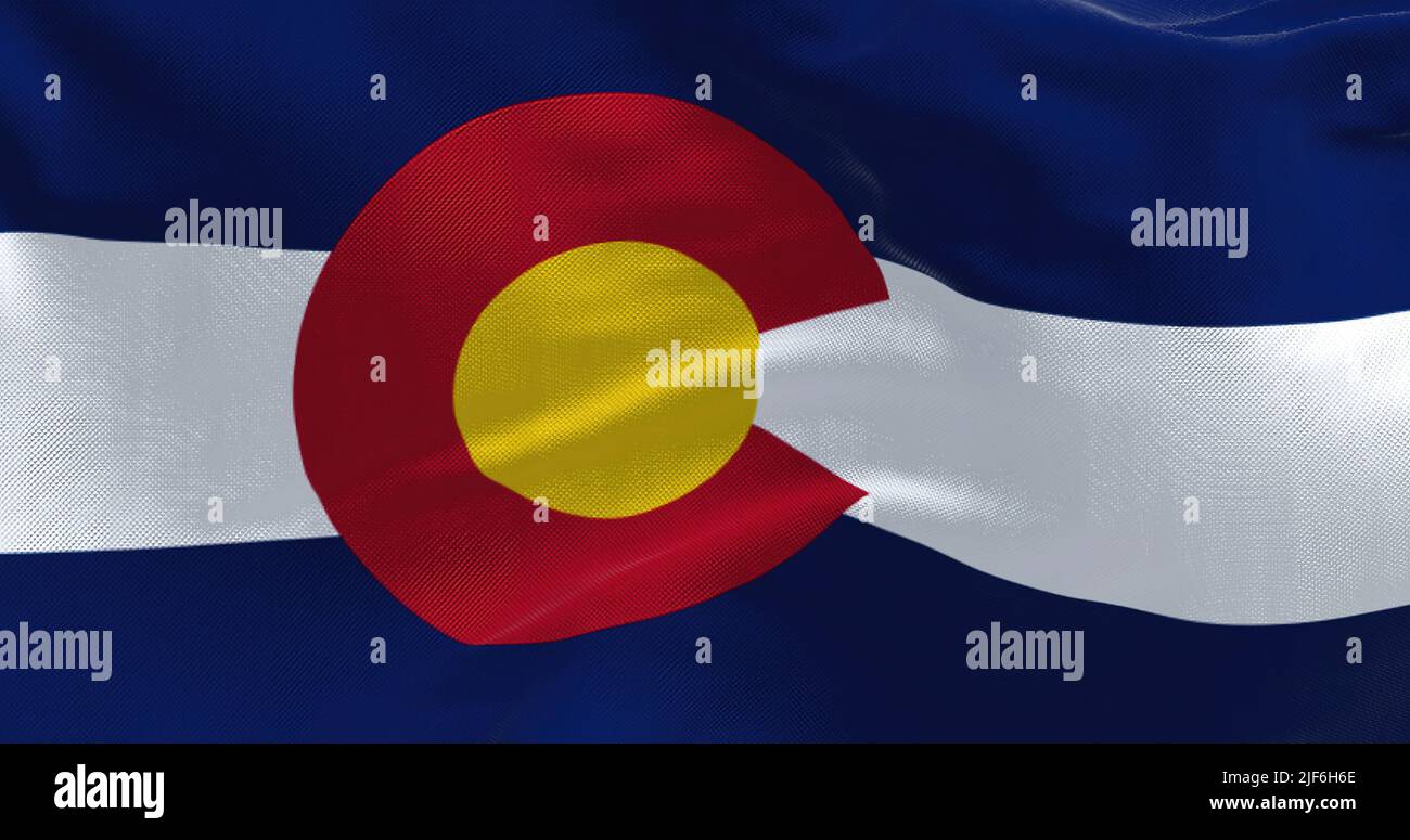 Nahaufnahme des Winkens der Colorado-Flagge. Colorado ist ein US-Bundesstaat in der Rocky Mountains Region Stockfoto