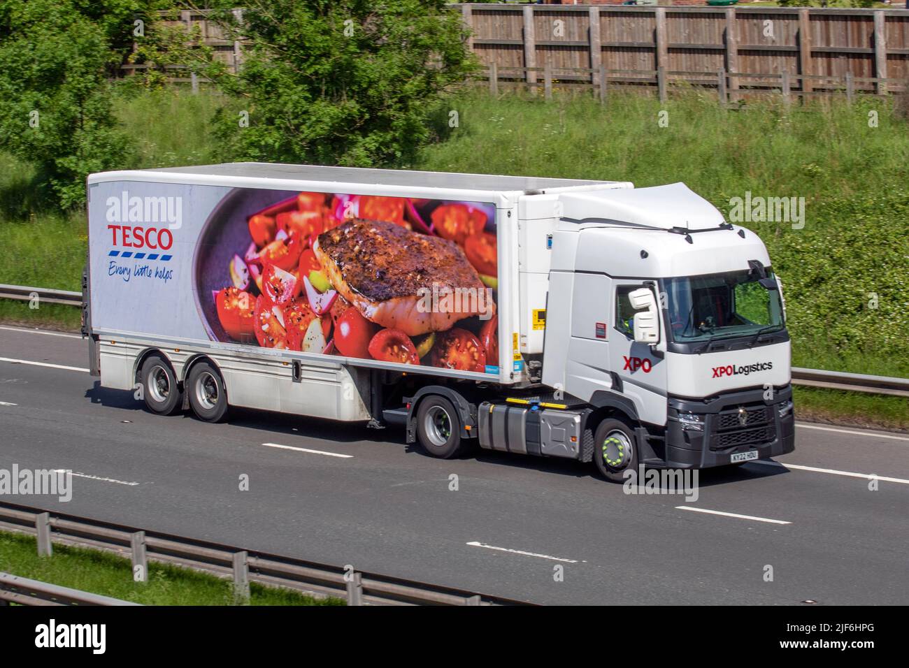 LOGISTIKTRAKTOREINHEIT XPO mit GEKÜHLTEM Supermarktanhänger TESCO auf der M6 Motorway UK Stockfoto