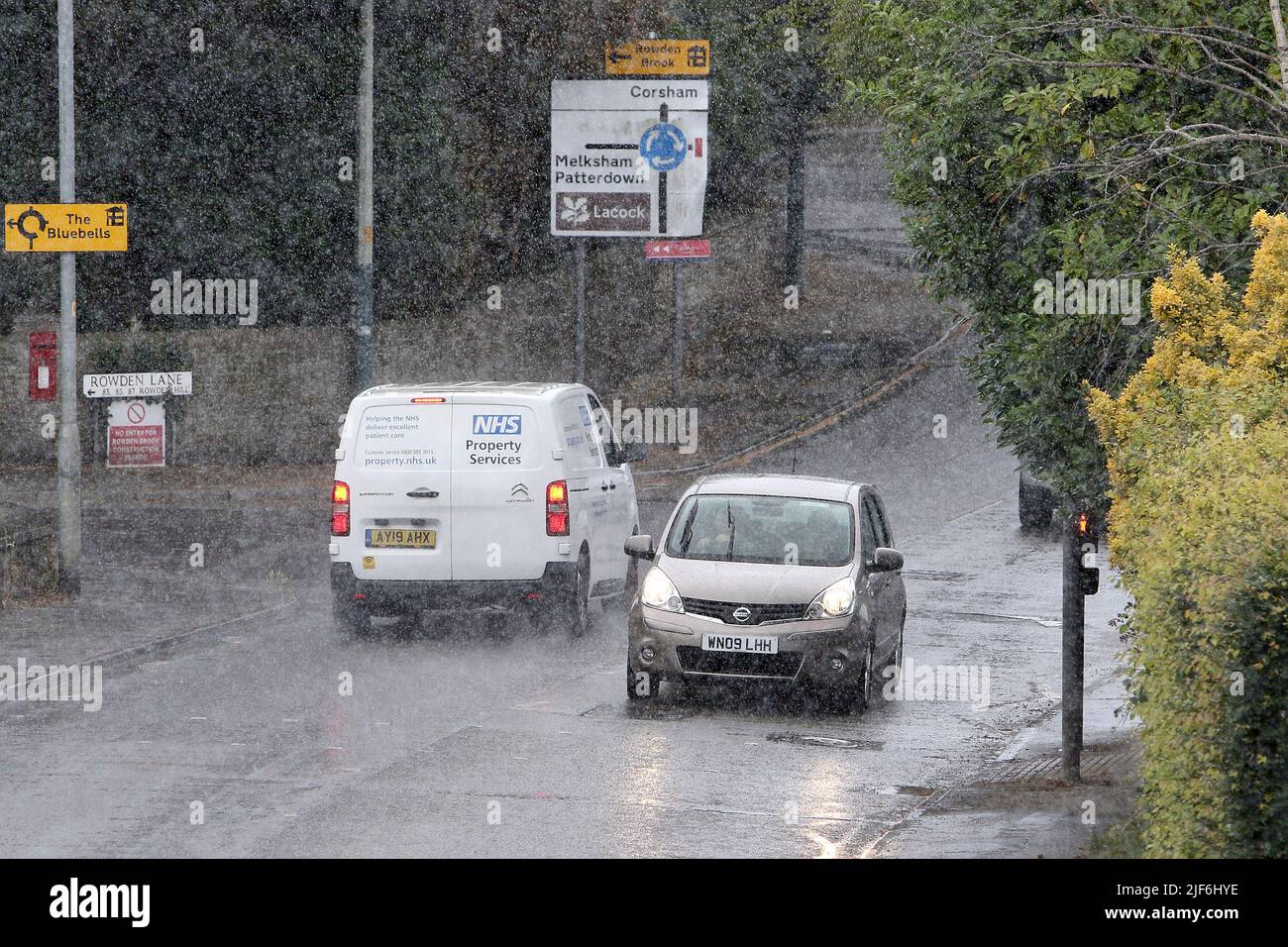 Chippenham, Großbritannien, 30.. Juni 2022. Autofahrer werden in Chippenham vor heftigem Regen gestellt, während sich schwere Regenschauer durch Südengland bewegen. Quelle: Lynchpics/Alamy Live News Stockfoto