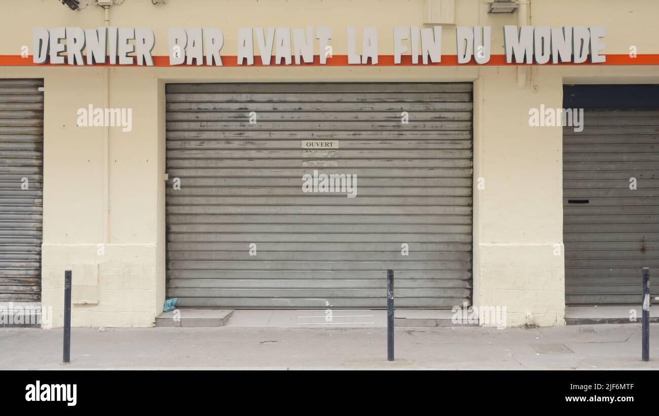 Eine geschlossene Bar in Frankreich hieß: Letzte Bar am Ende der Welt. Stockfoto