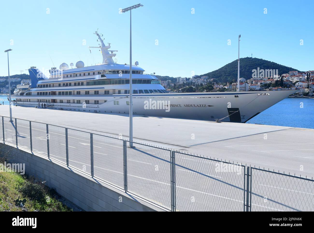 Die Megayacht der saudischen Königsfamilie 'Prinz Abdulaziz' fuhr am 9. Februar 2022 zum Zoll in den Hafen von Gruz in Dubrovnik, Kroatien. Foto: Grgo Jelavic/PIXSELL Stockfoto