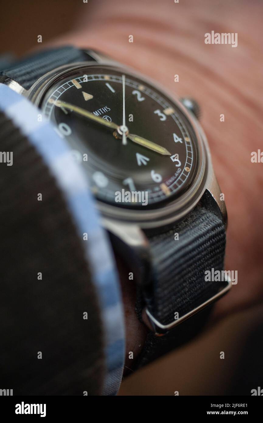 englische Schmiede 1960s Military W10 wickeln Vintage-Armbanduhr auf nato-Armband, Stockfoto