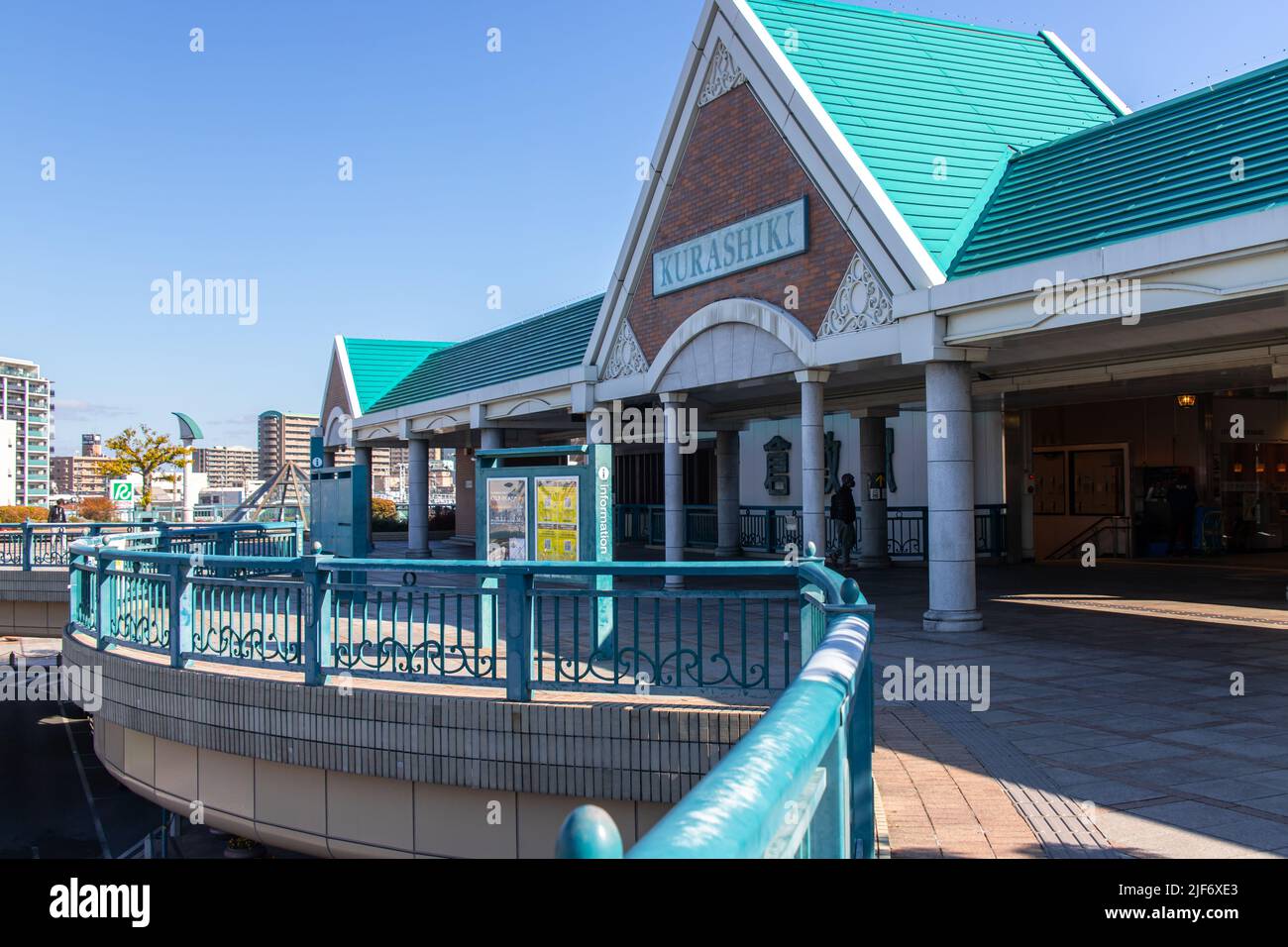 Kurashiki, Okayama JAPAN - Dez 2 2021 : Nordeingang der JR Kurashiki Station (Kurashiki-eki, JR West Sanyo Main Line & Hakubi Line Bahnhof) Stockfoto