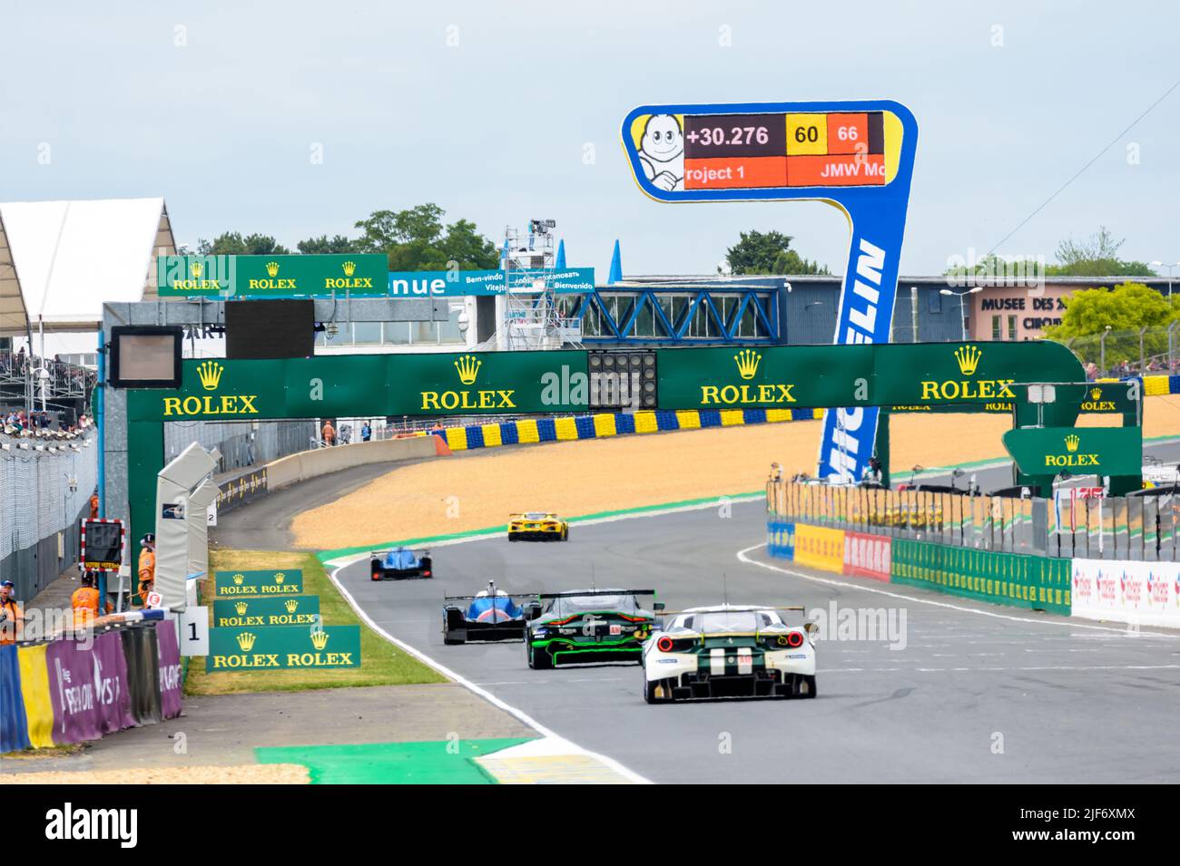 Prototypen- und GT-Rennwagen fahren während der 24 Stunden von Le Mans in der Box direkt auf der Rennstrecke Circuit de la Sarthe. Stockfoto