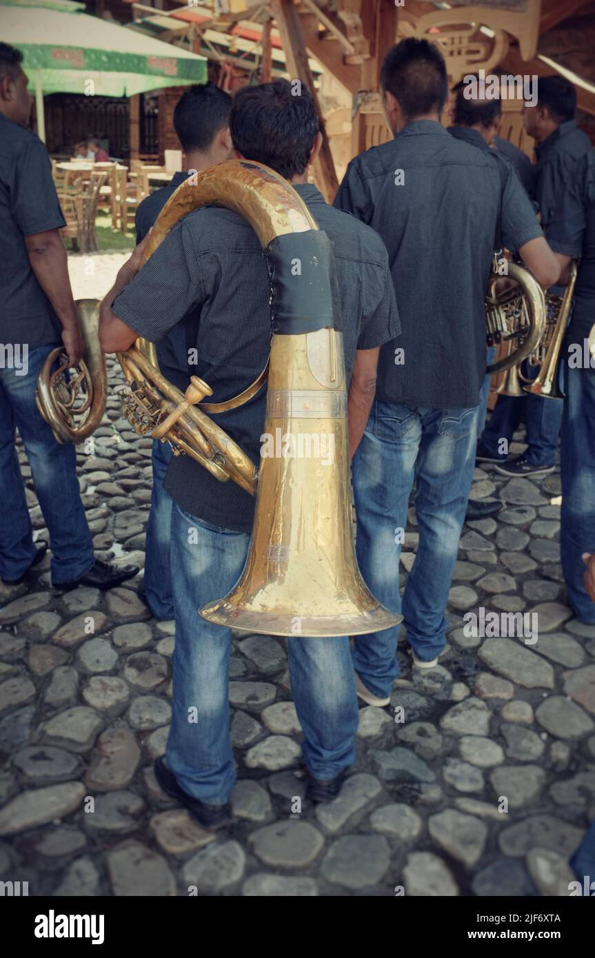 Blaskapelle beim Guca Trumpet Festival in Zentralserbien Stockfoto