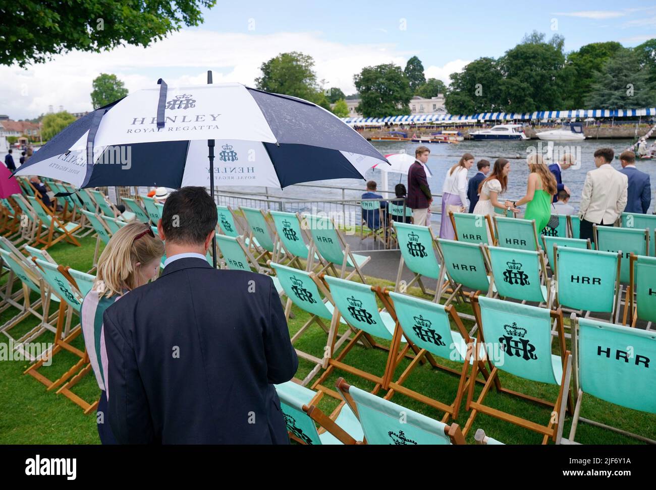 Besucher der Stewards' Enclosure während der Henley Royal Regatta 2022 an der Themse in Henley-on-Thames, Oxfordshire. Bilddatum: Donnerstag, 30. Juni 2022. Stockfoto