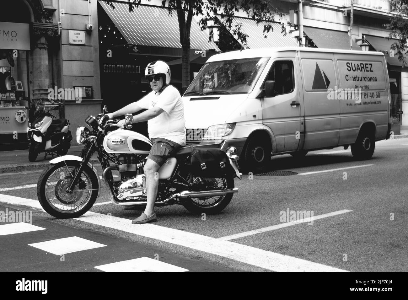 Klassisches schwarzes Motorrad auf der Straße geparkt. Triumph Boneville Stockfoto