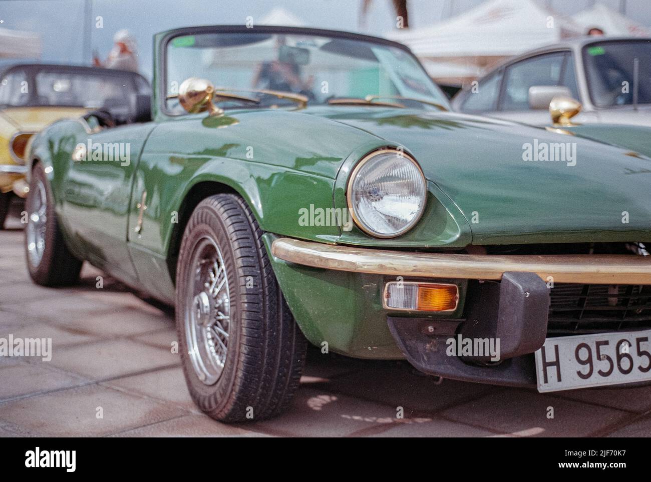 Klassischer grüner Großbritannien Sportwagen in der Straße geparkt. Triumph Spitfire Stockfoto