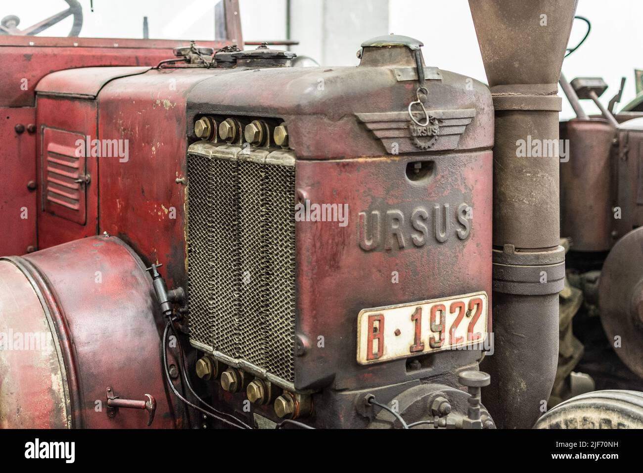 Detail eines Teils des alten roten Traktors verrostet. Ursus C-45 Stockfoto