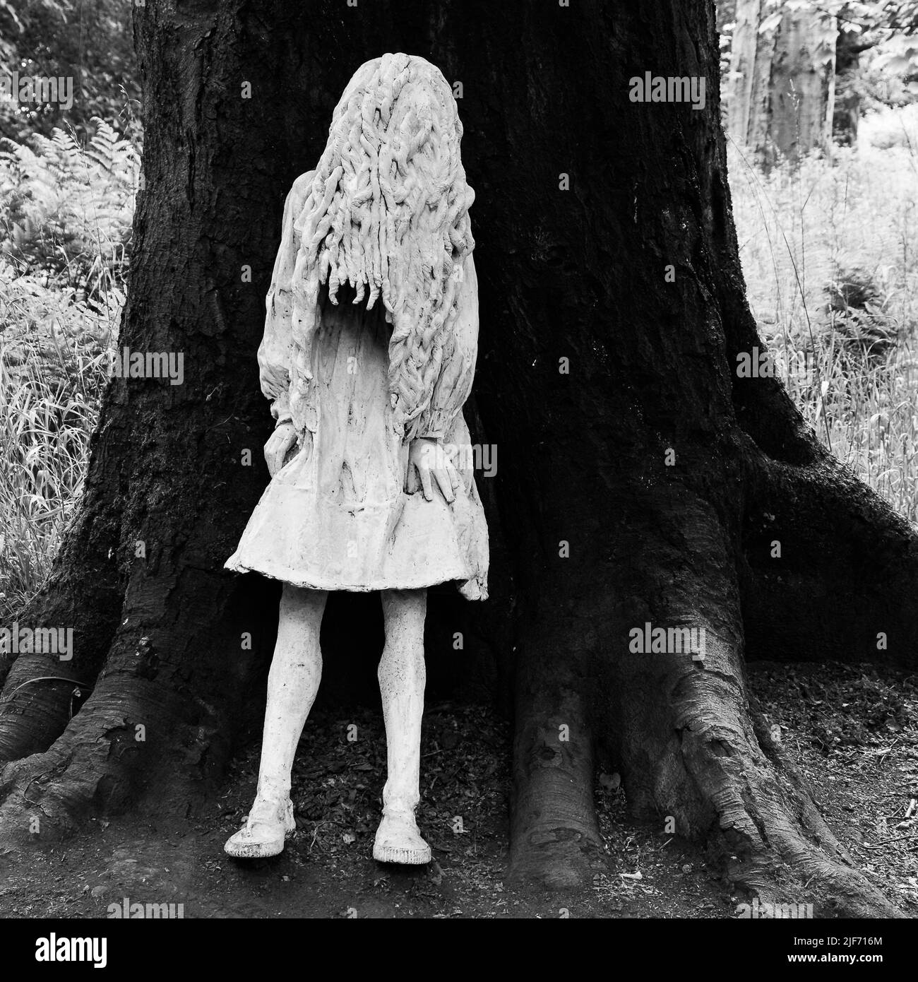 Weinende Mädchenskulptur von Laura Ford, aufgenommen in Jupiter Artland, Lothian Stockfoto