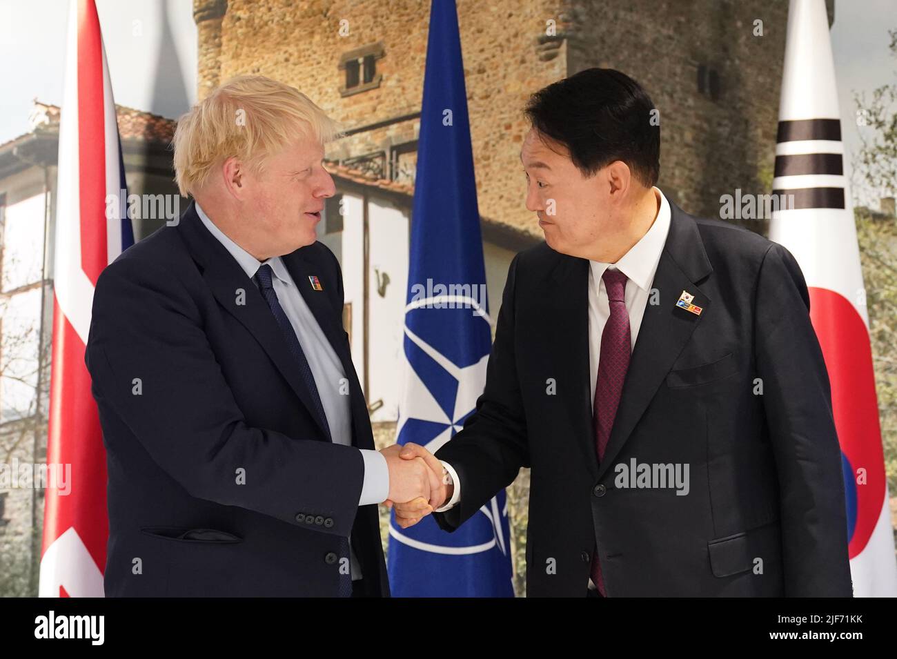 Premierminister Boris Johnson begrüßt den südkoreanischen Präsidenten Yoon Suk-yeol im Vorfeld eines bilateralen Treffens während des NATO-Gipfels in Madrid, Spanien. Bilddatum: Donnerstag, 30. Juni 2022. Stockfoto Premierminister Boris Johnson begrüßt den südkoreanischen Präsidenten Yoon Suk-yeol im Vorfeld eines bilateralen Treffens während des NATO-Gipfels in Madrid, Spanien. Bilddatum: Donnerstag, 30. Juni 2022. Stockfoto